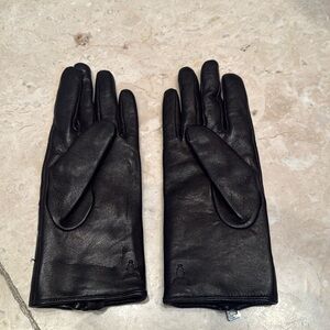 A pair of Rudsak woman leather gloves wiith a warm inner lining inside.
